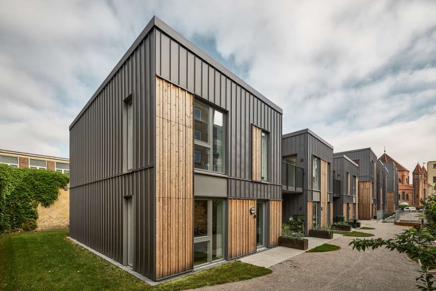 Stahlprofile und Holz elegant kombiniert an der Fassade moderner Wohnhäuser in Aalborg, Badehusvej 1, 9000 Aalborg